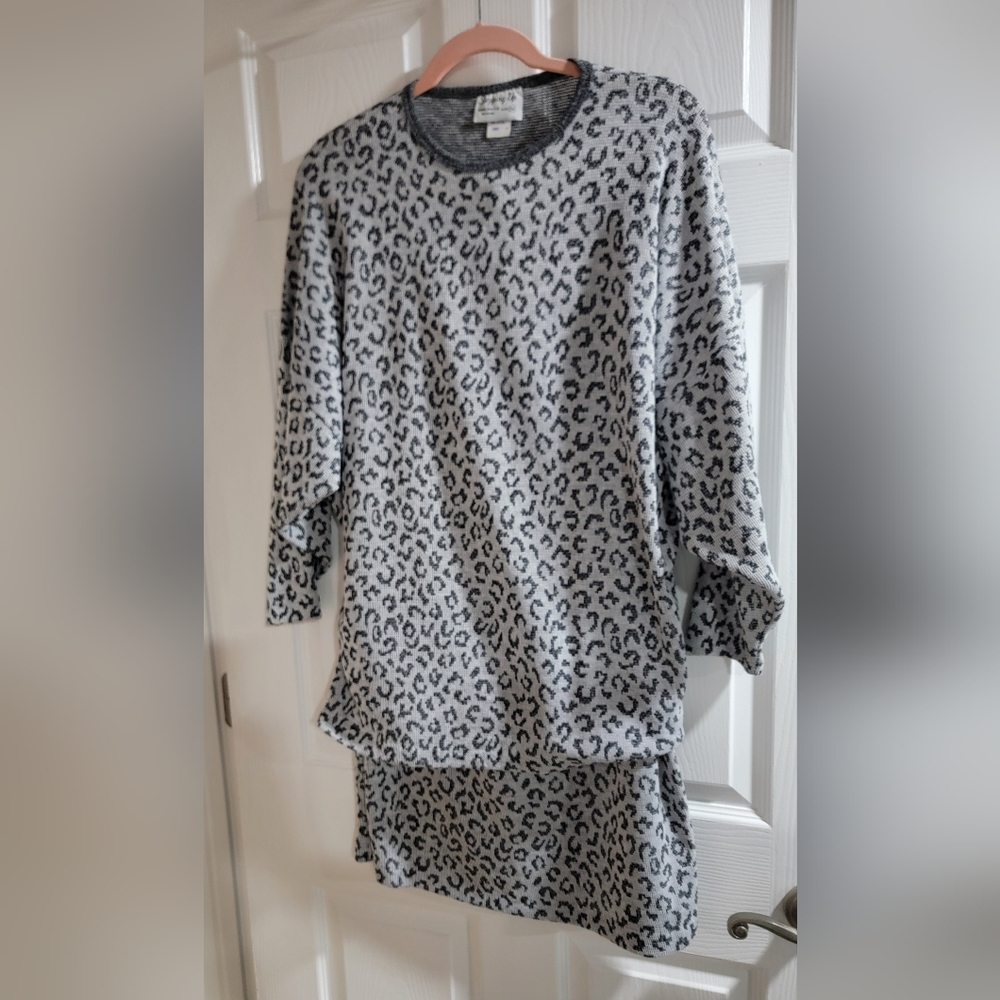 Stylish leopard print skirt Set by Stepping-Up. Size Large